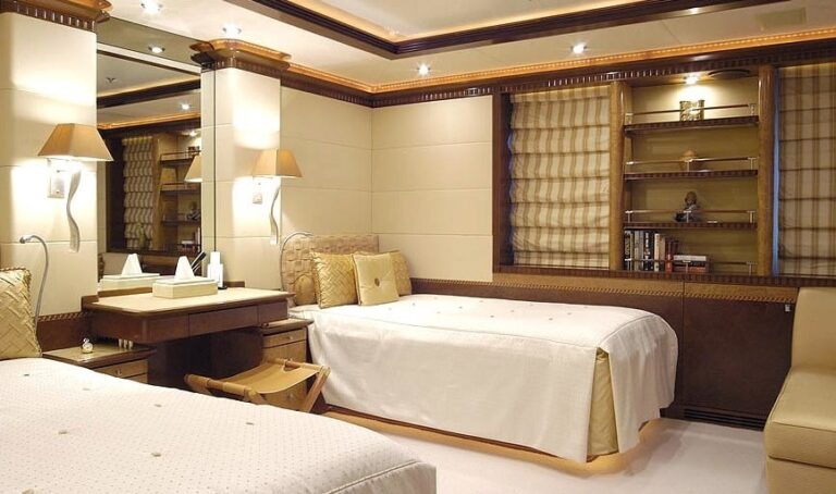 Light: Yacht SEA WALK's Twin Bed Cabin Photograph