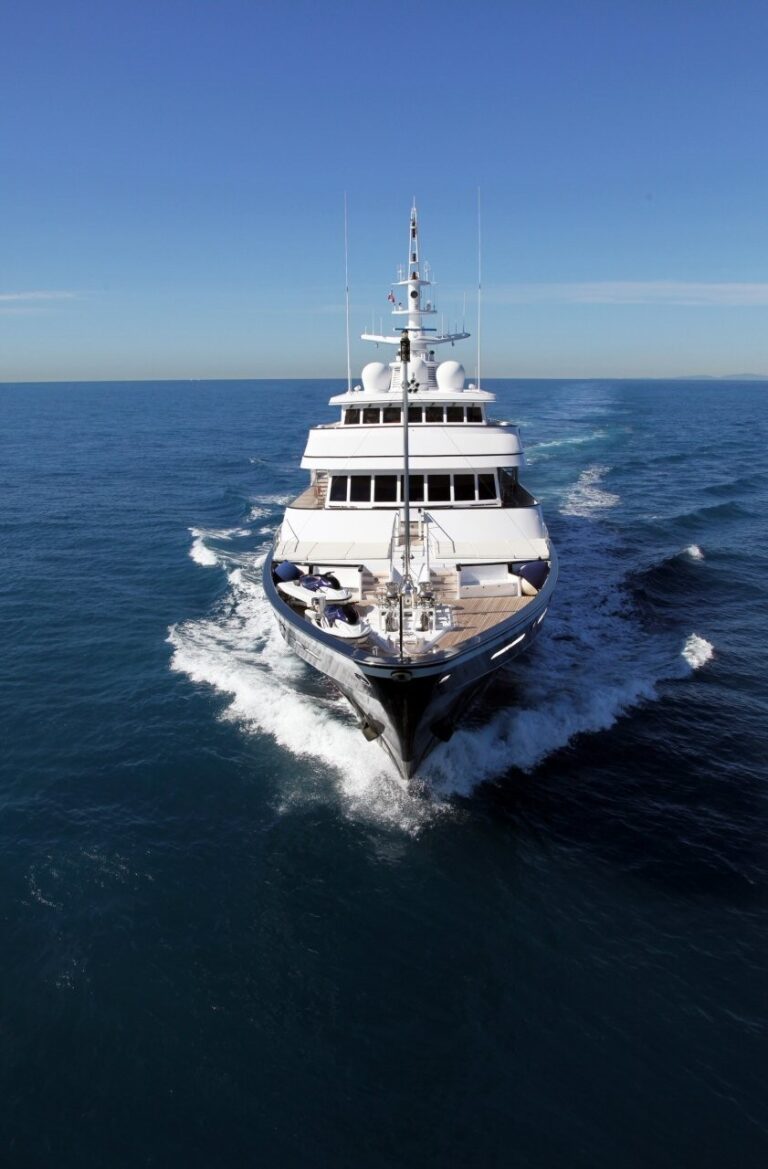 62m Feadship forward view cruising