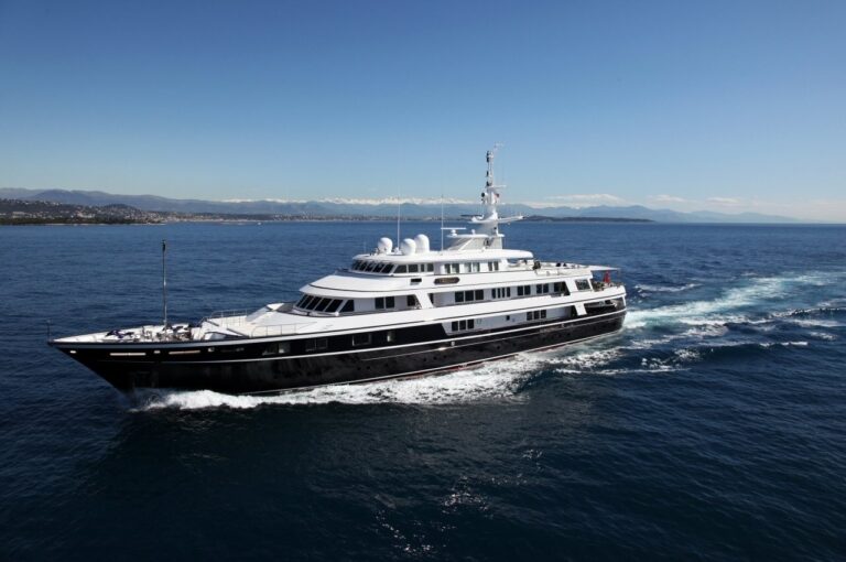 Exterior Profile Aspect Aboard Yacht VIRGINIAN