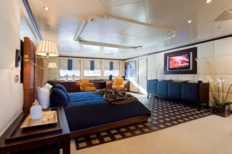 Profile: Yacht FORCE BLUE's Main Master Cabin Captured