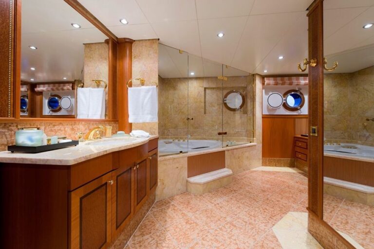 VIP Bath Aboard Yacht FORCE BLUE