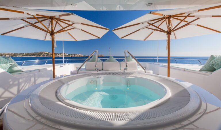 Onboard Jacuzzi pool