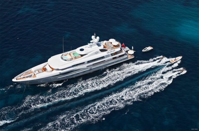 Toys: Yacht INFINITE SHADES's From Above Photograph