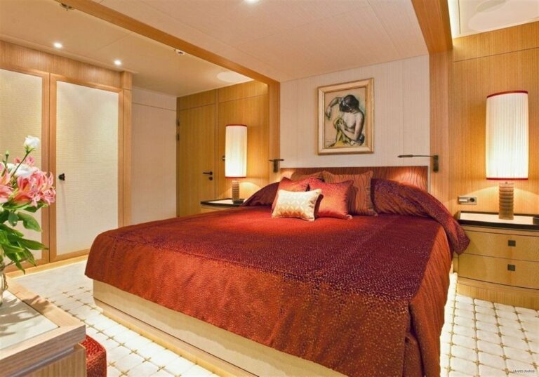 Red: Yacht INFINITE SHADES's Double Sized Cabin Image
