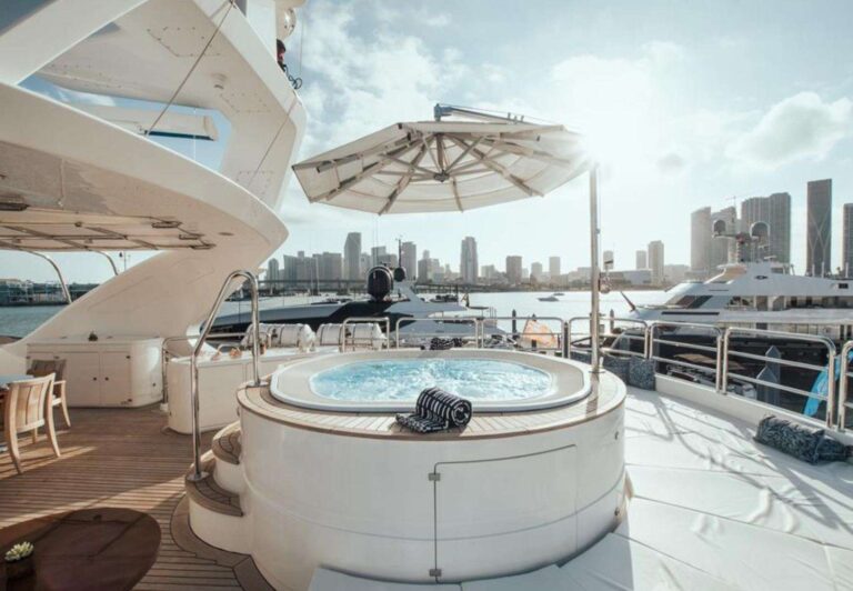 Sundeck jacuzzi