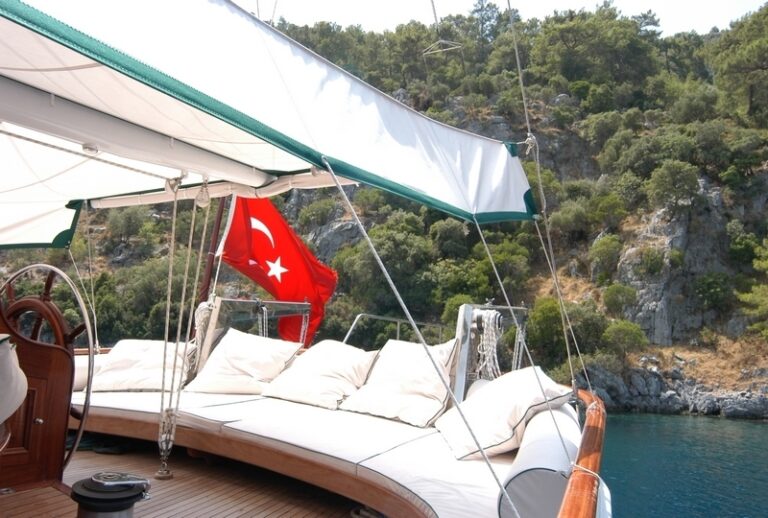 Aft deck seating