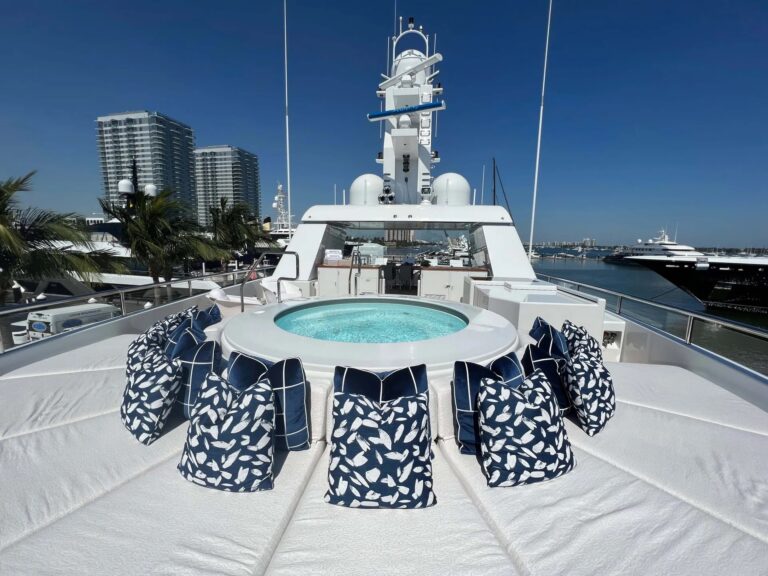 Jacuzzi With Sun pads