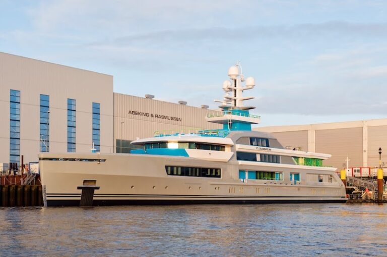 The 72m Yacht CLOUDBREAK
