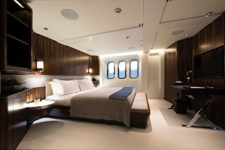The 72m Yacht CLOUDBREAK