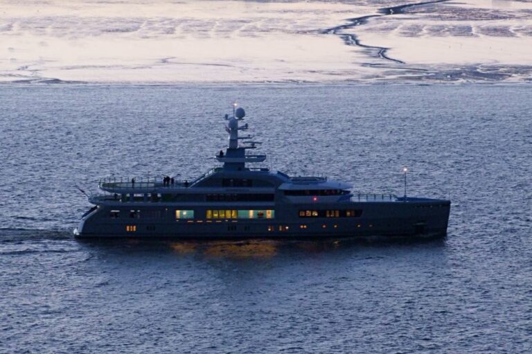 The 72m Yacht CLOUDBREAK