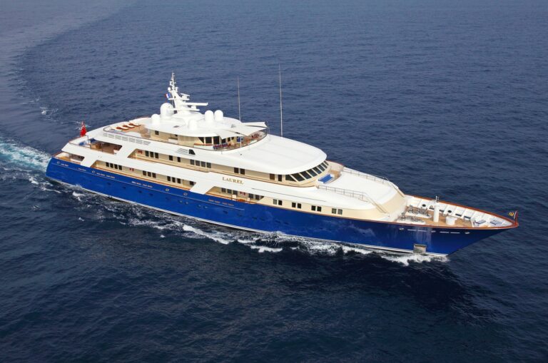 After Changing Course: Yacht LAUREL's Cruising Image