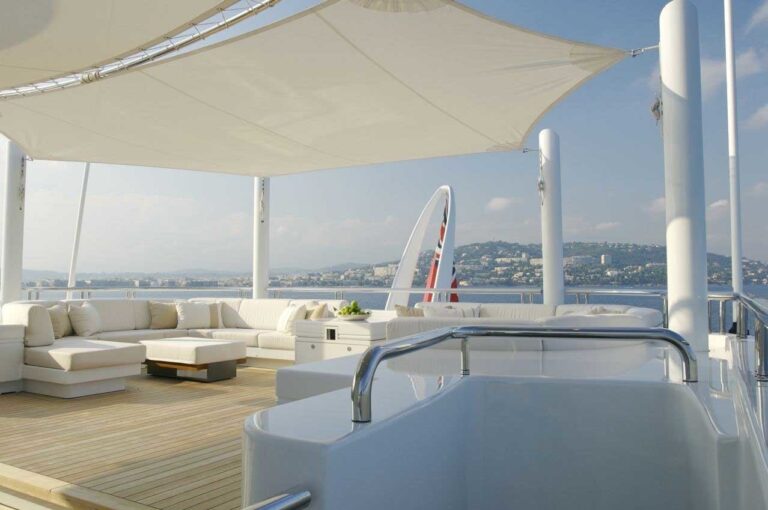 Jacuzzi Pool: Yacht SIREN's Sun Deck Image