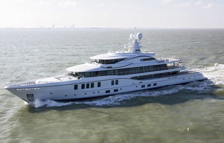 The 74m Yacht PLVS VLTRA