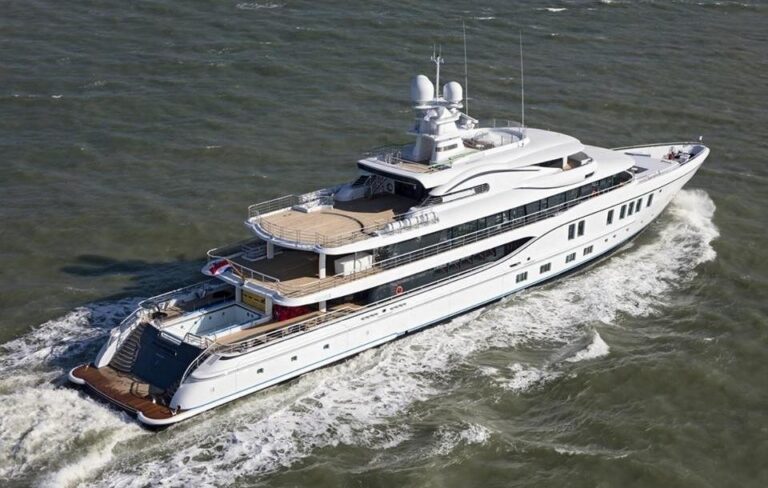The 74m Yacht PLVS VLTRA