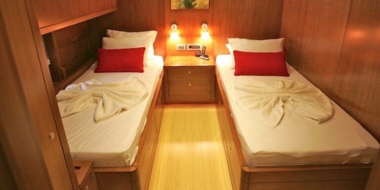 Charter yacht LEVANTIN