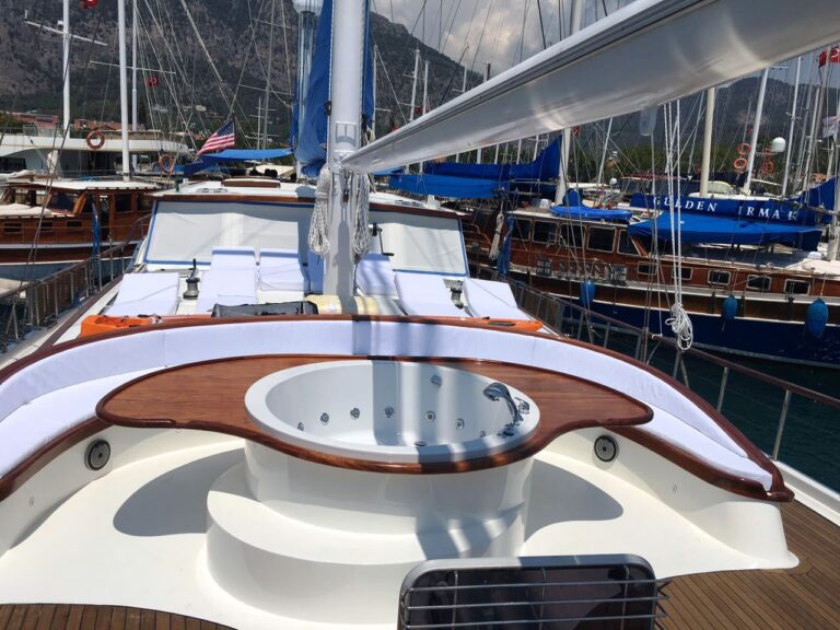 Foredeck jacuzzi