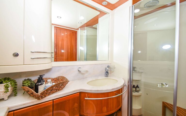 Guest cabin ensuite