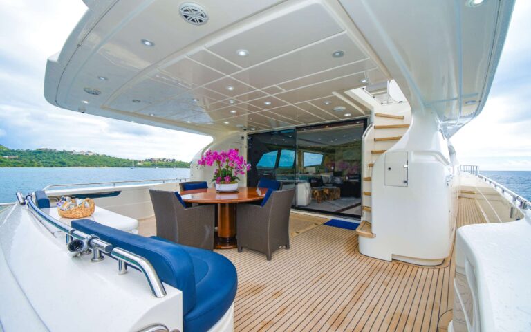 Aft deck alfresco dining