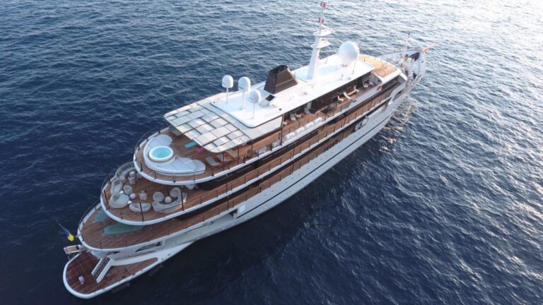 The 86m Yacht CHAKRA