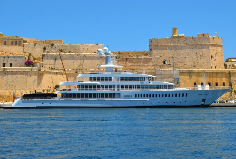 The 87m Yacht FOUNTAINHEAD