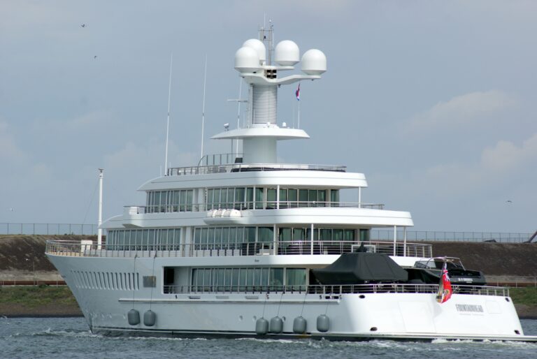 The 87m Yacht FOUNTAINHEAD