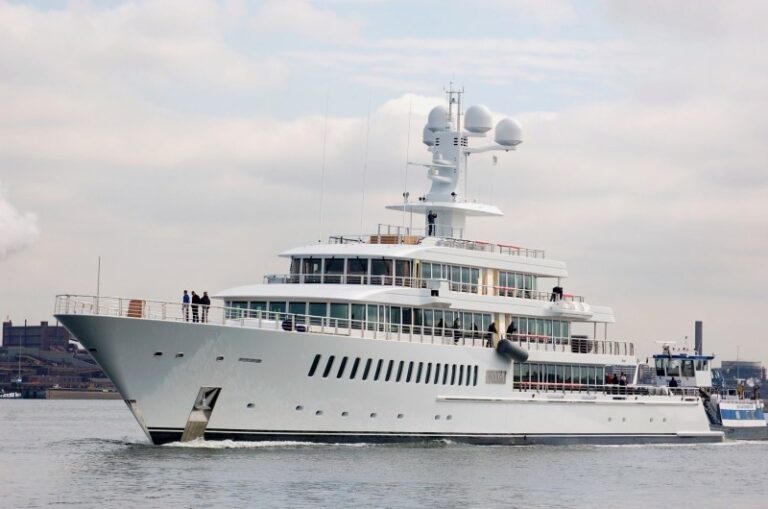 The 87m Yacht FOUNTAINHEAD
