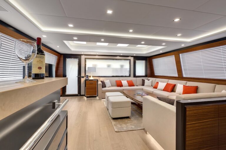 9 Mangusta 132 Yacht - Interior Saloon