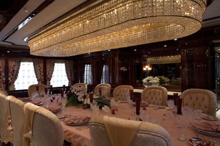 9 Motor Yacht ROMANCE dining room