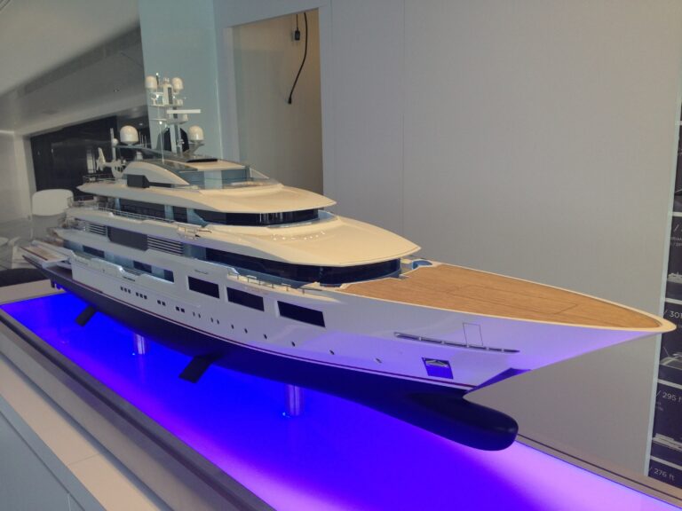 The 90m Yacht OCEANCO Y716