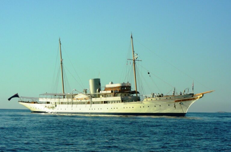 The 91m Yacht NAHLIN