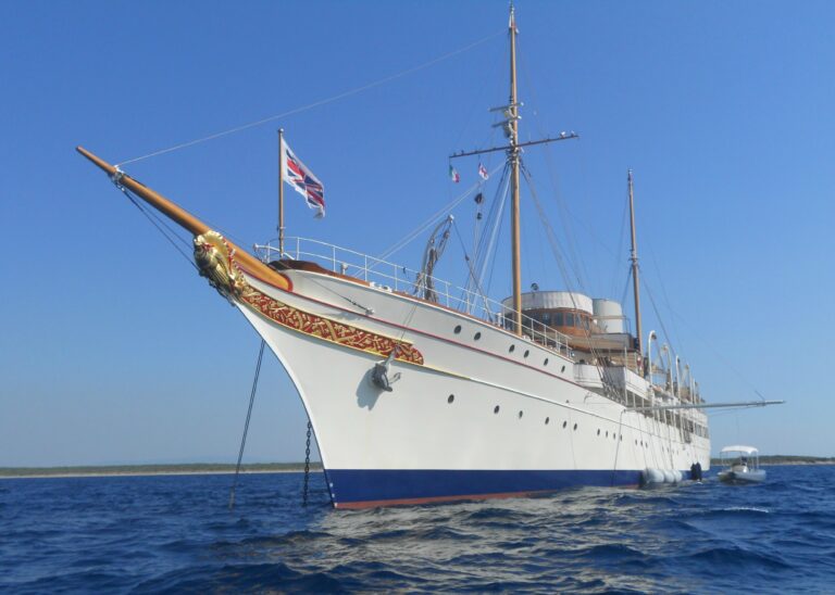 The 91m Yacht NAHLIN