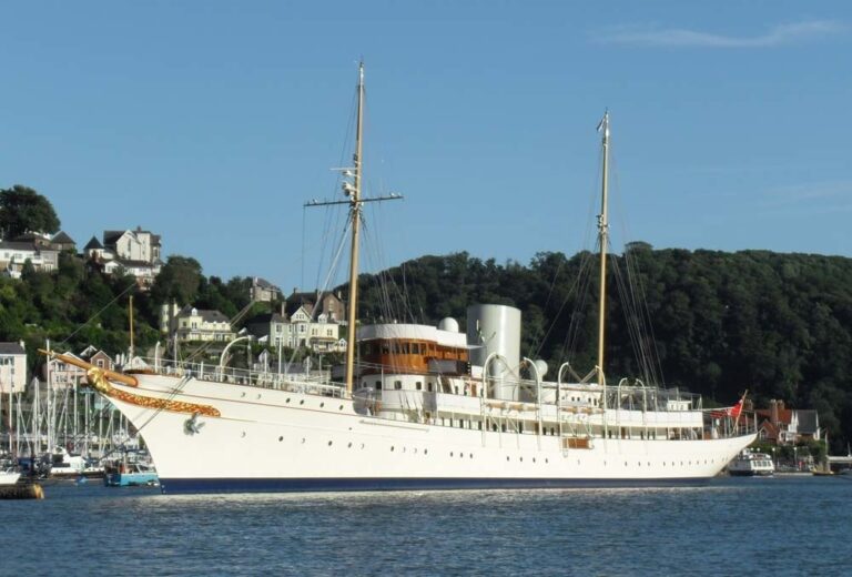 The 91m Yacht NAHLIN