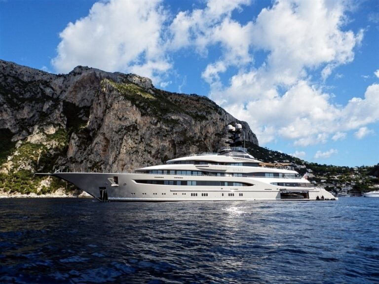 profile of 95m mega yacht by Lurssen