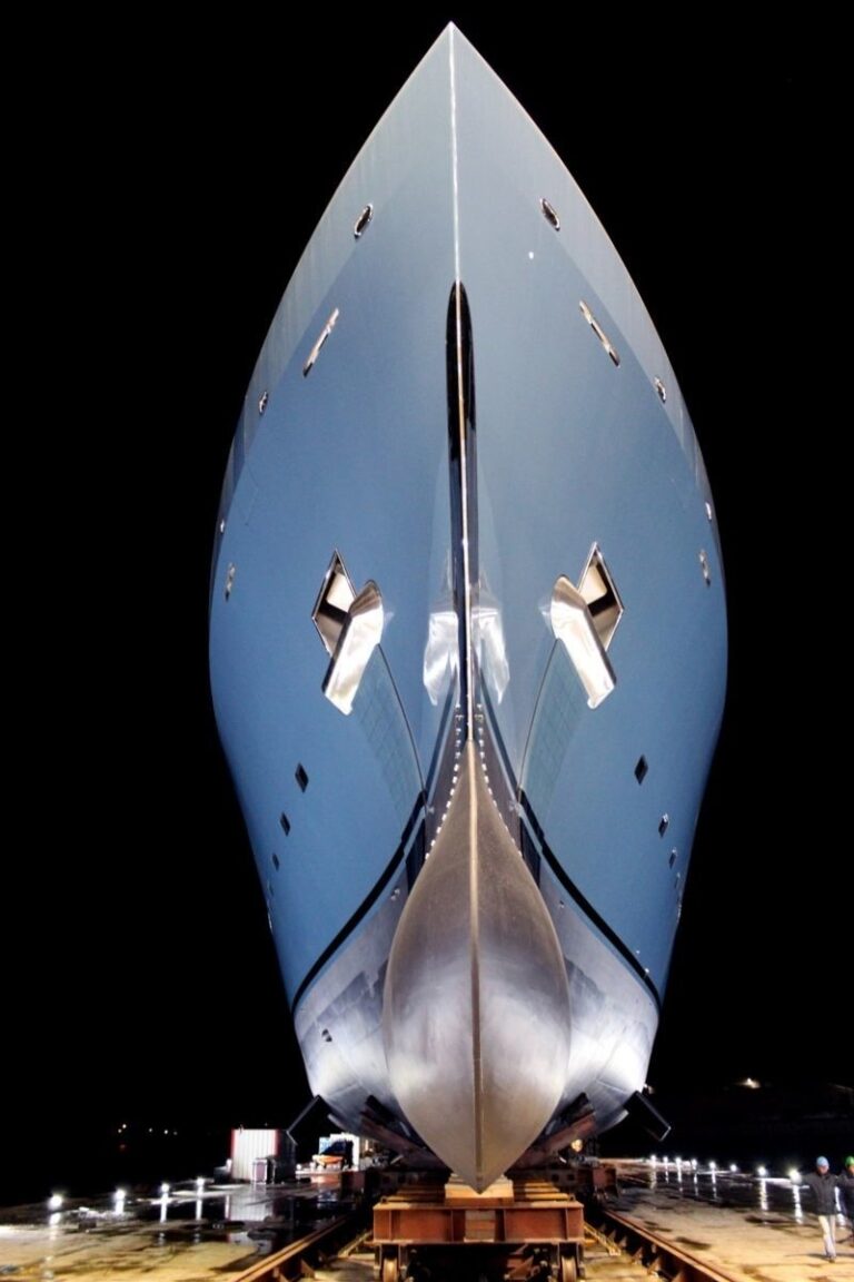 The 98m Yacht AVIVA
