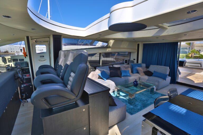 Salon with sunroof