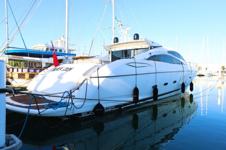 25m Sunseeker BLACK ZEN - Stern view