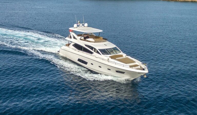 A CLOUDY BAY Yacht