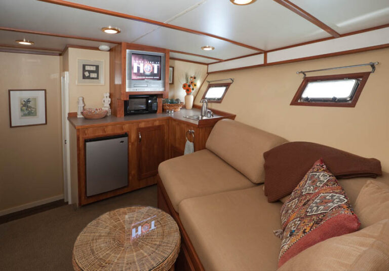 ALASKAN STORY TV room