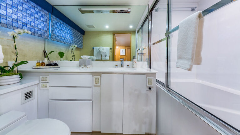 ALEXANDRA JANE Interior - Guest Cabin Ensuite