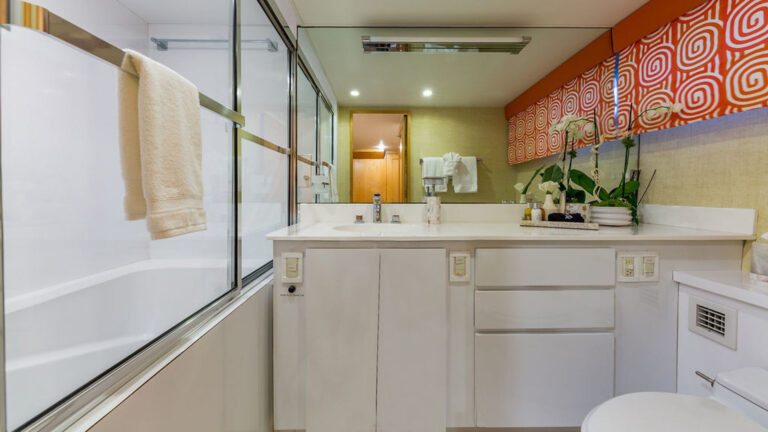 ALEXANDRA JANE Interior - Guest Ensuite