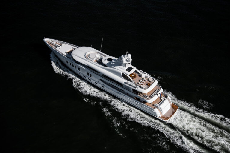 AMELS 220 AURORA BOREALIS Yacht - Aerial Cruising