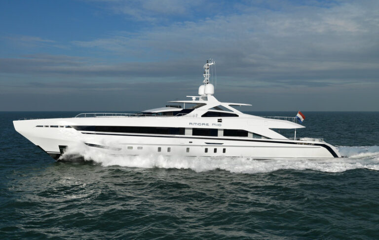 AMORE MIO by Heesen at full speed - Photo by Dick Holthuis