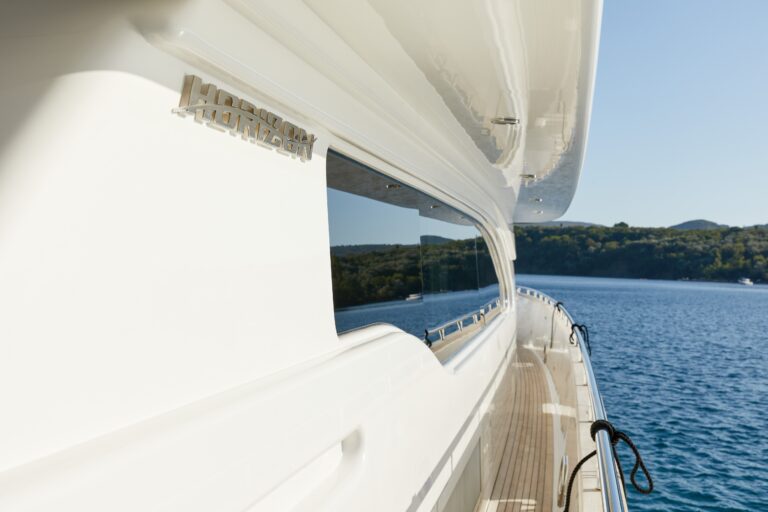 Side deck to the bow