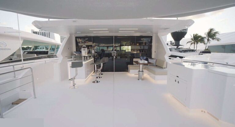AQUA LIFE Exterior - Upper Deck