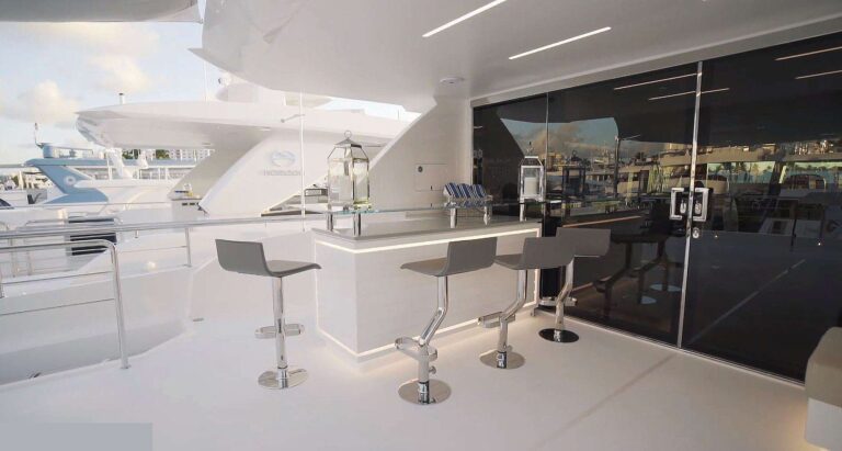 AQUA LIFE Exterior - Upper Deck