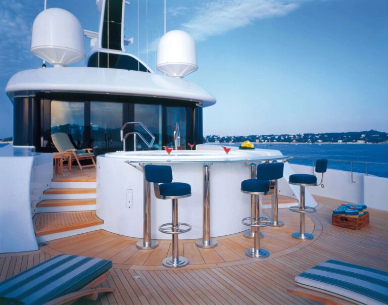 AVANTI Exterior - Deck Bar