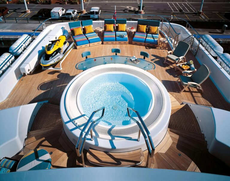 AVANTI Exterior - Deck Jacuzzi
