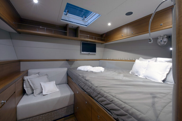 Accommodation - sailing yacht REINA by Oyster