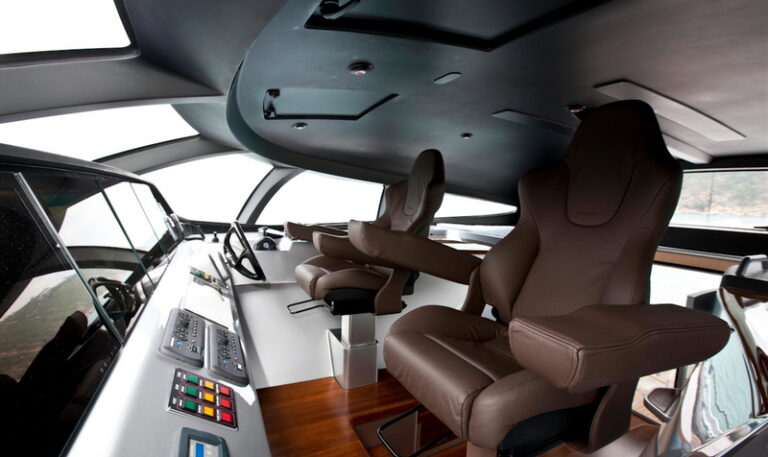 Adastra Yacht - Helm station
