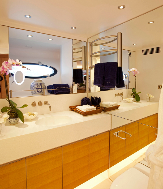 Adastra Yacht - master bathroom